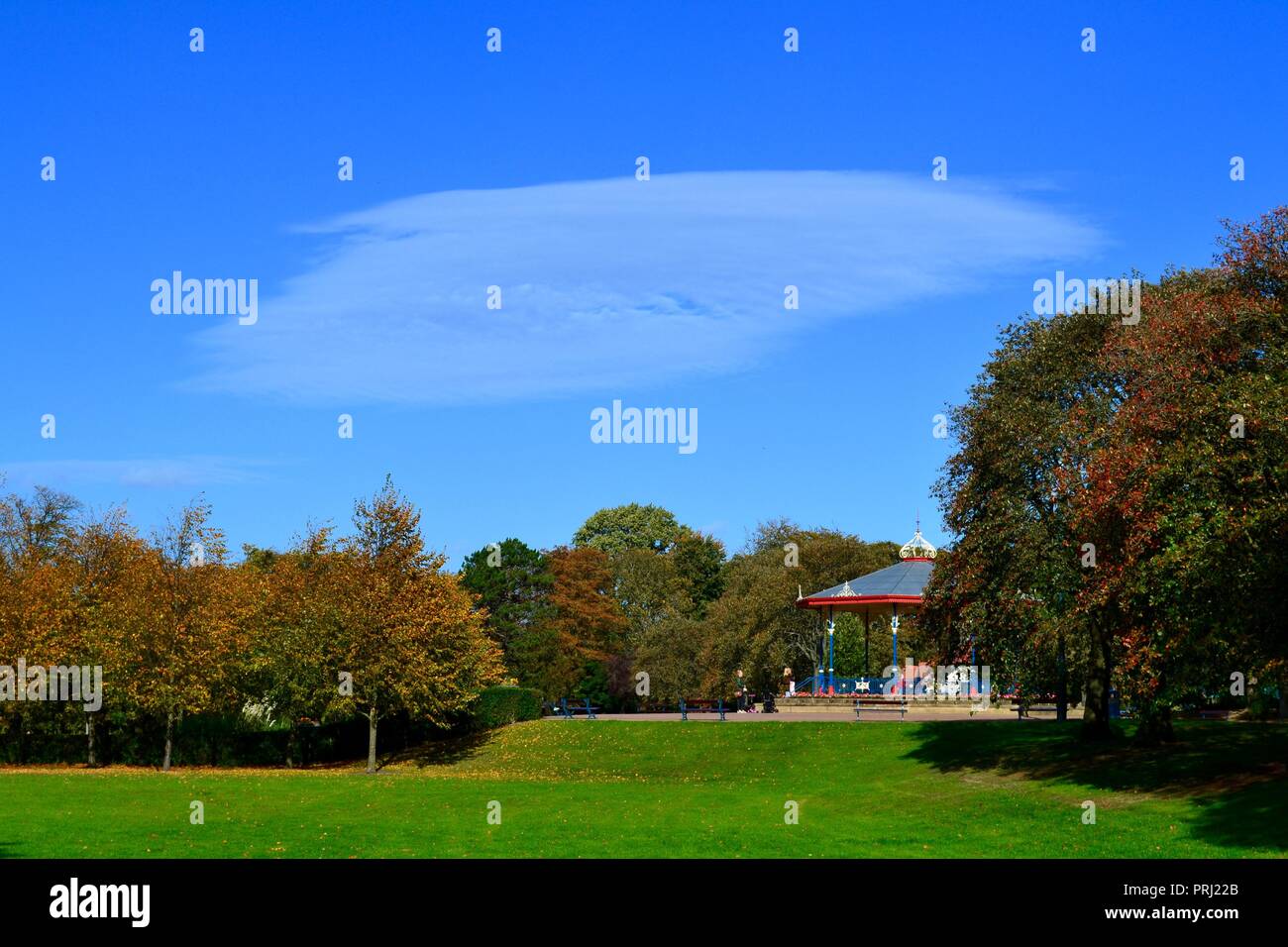 Illuminato naturalmente, immagini colorate del tradizionale stile Vittoriano Bandstand e i suoi dintorni in autunno a Ropner Park, Stockton-on-Tees, Regno Unito. Foto Stock