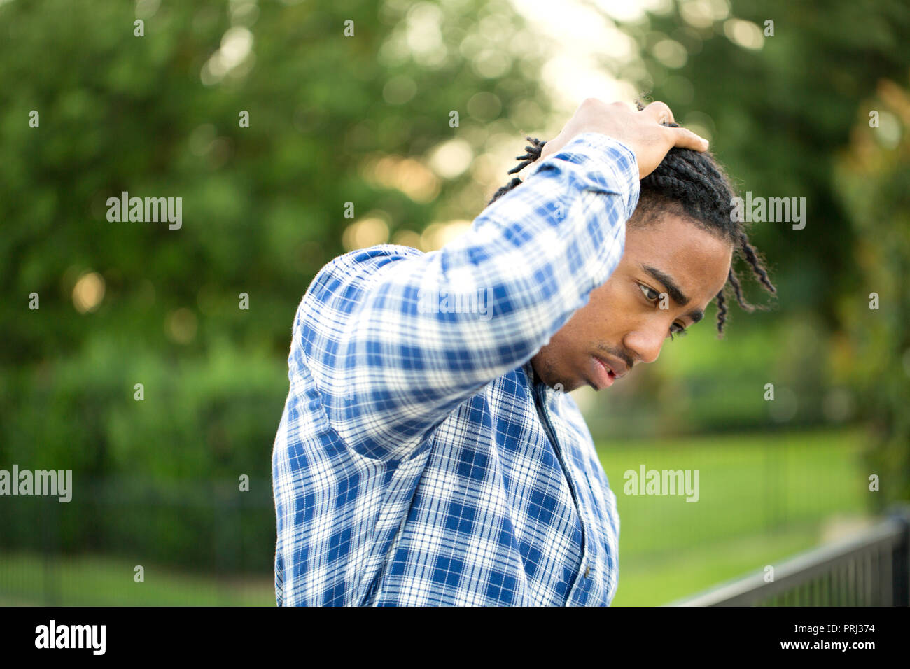 Giovane americano africano uomo nel profondo pensiero. Foto Stock