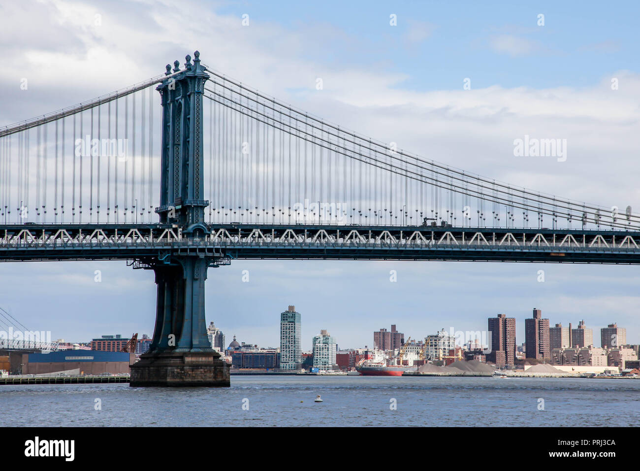 New York - Aprile 8, 2016: Manhattan Bridge - Vista dal lato di Manhattan vicino al Ponte di Brooklyn su 8 aprile 2016 a New York, NY. Foto Stock