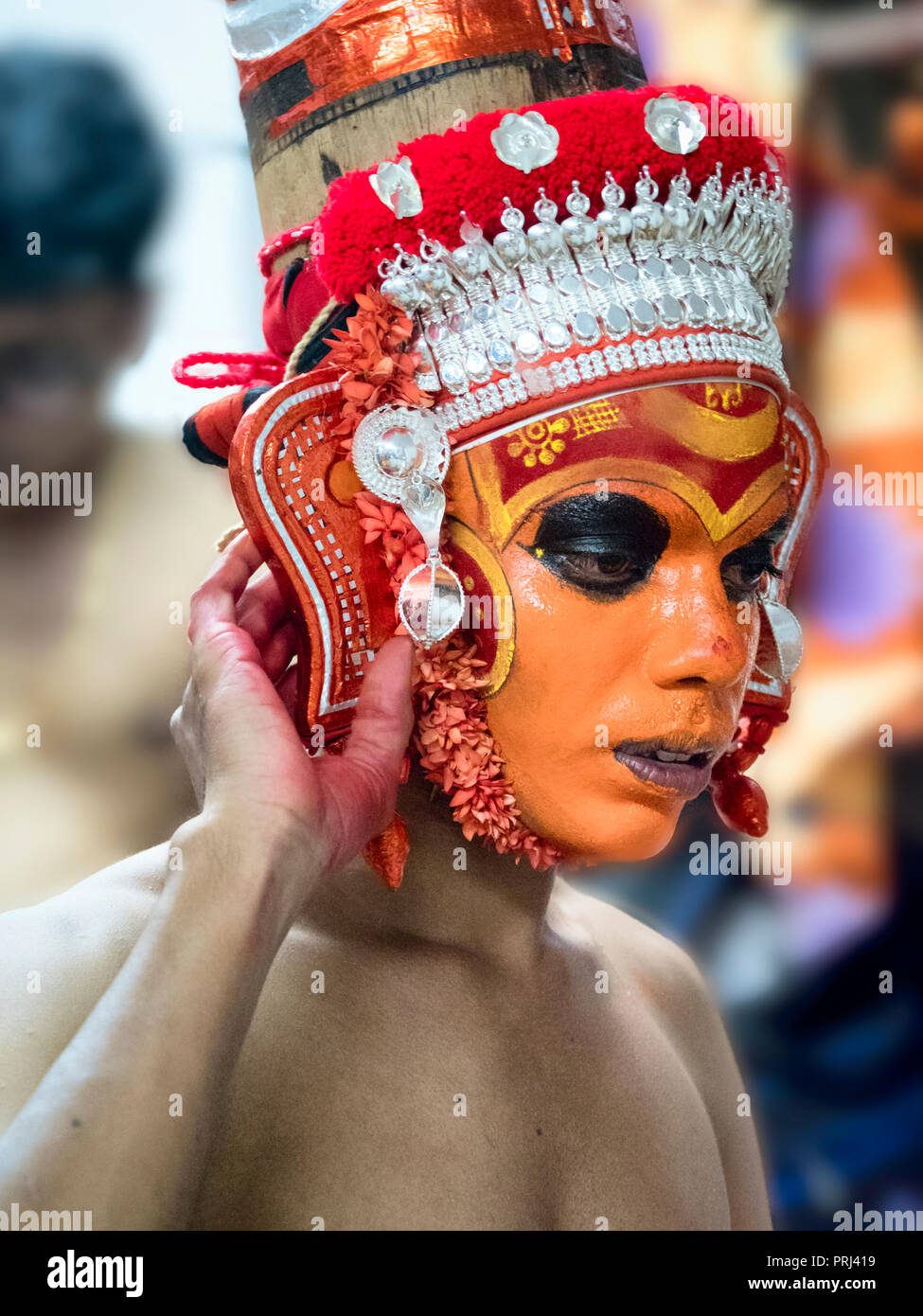 Un ballerino theyyam in Kerala. Foto Stock