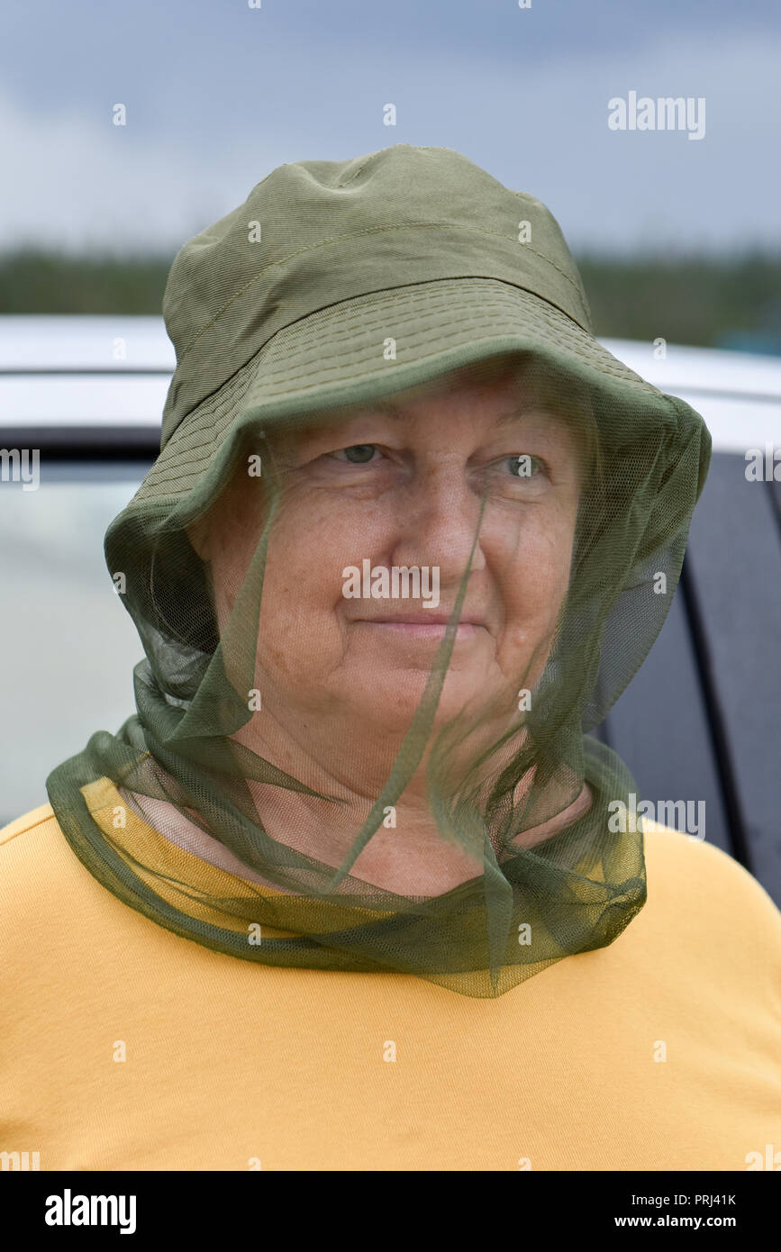 Donna che indossa zanzariera Foto Stock