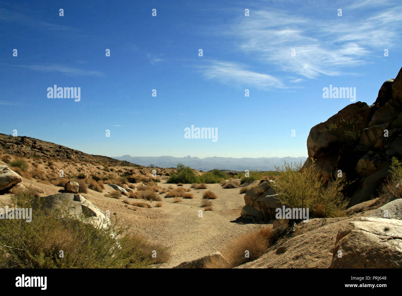 Il profondo blu del deserto dell'Arizona al cielo di sabbia di lavaggio a secco Foto Stock