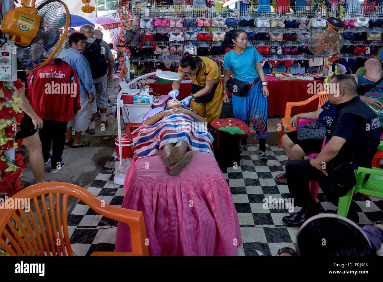 Tatuaggio sopracciglia. Il trattamento di bellezza area della Thailandia il mercato coperto con la donna per ottenere un miglioramento delle sopracciglia tatuaggio. Pattaya. Sud-est asiatico Foto Stock