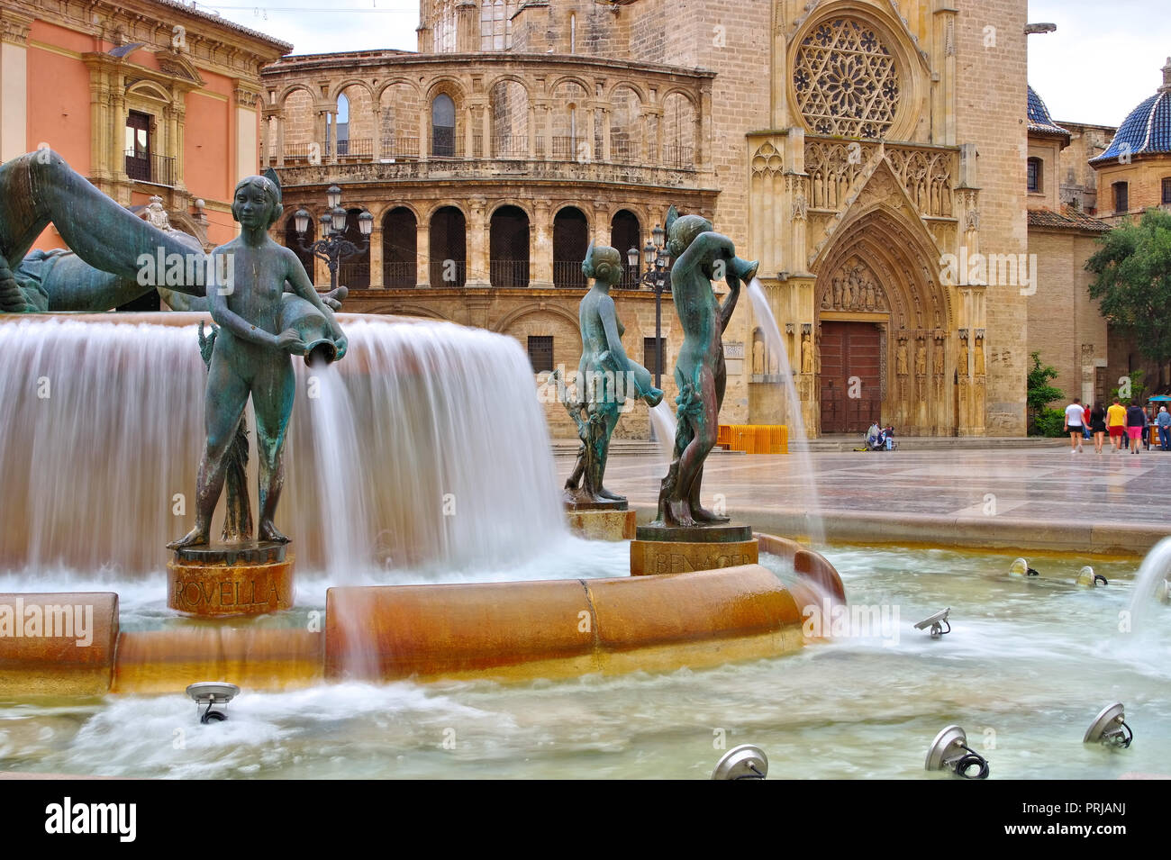 Valencia, la fontana di Turia e cattedrale in Spagna Foto Stock