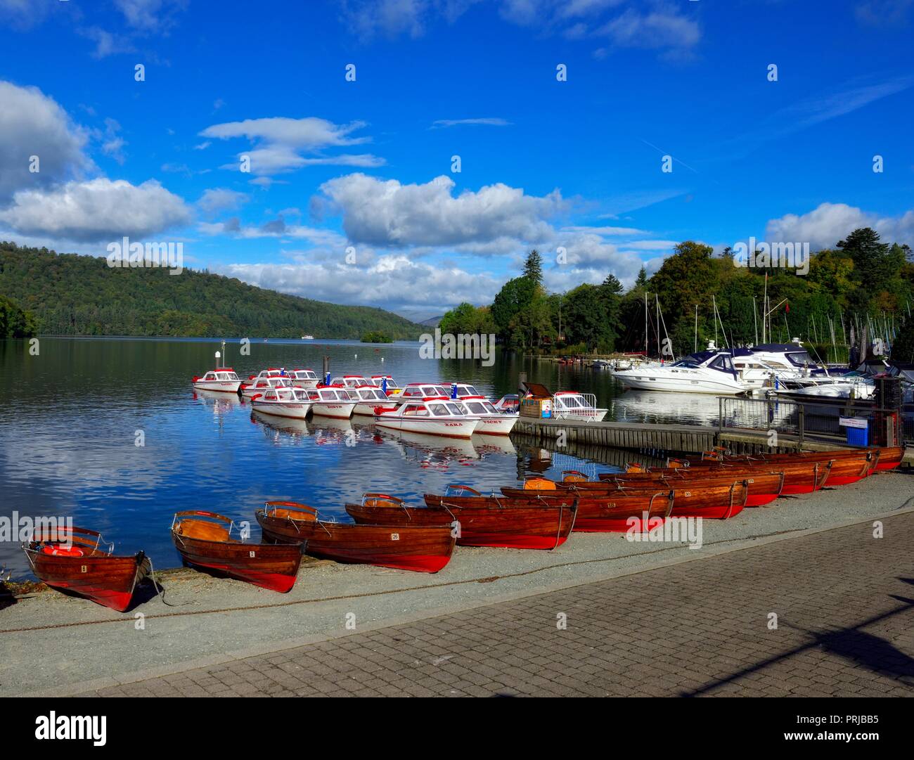 Barche a remi,barche a noleggio,nel distretto del lago, Bowness on Windermere,Cumbria,l'Inghilterra,UK Foto Stock