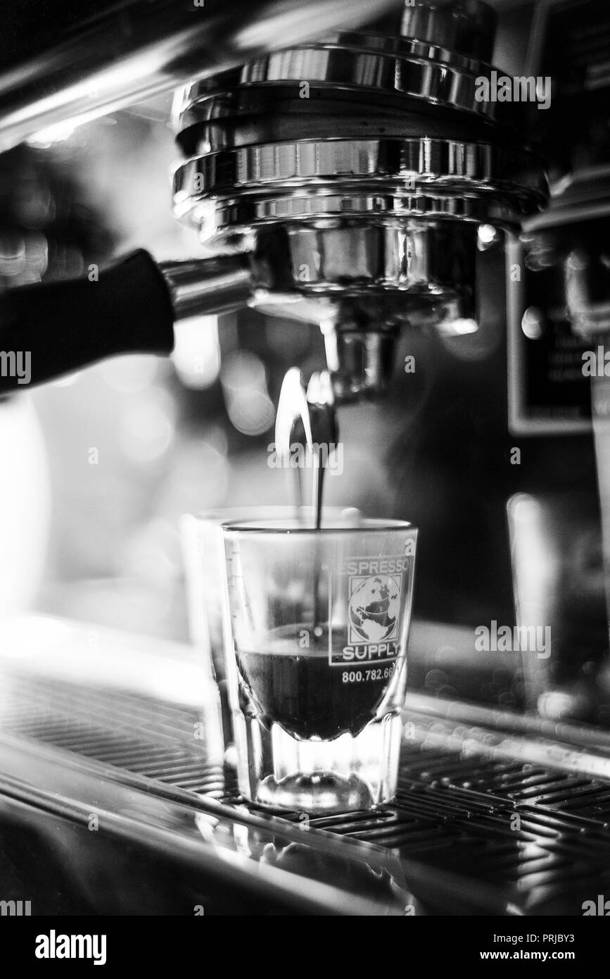 La preparazione di caffè espresso BW in bianco e nero close up dettaglio  con caffetteria moderna macchina e bicchieri Foto stock - Alamy