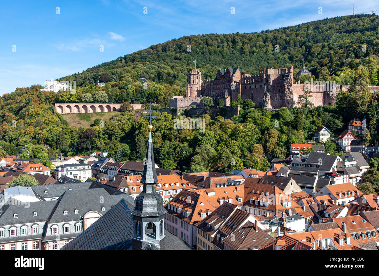 Vista sulla città vecchia di Heidelberg, con il castello di Heidelberg, Neckar, Germania Foto Stock