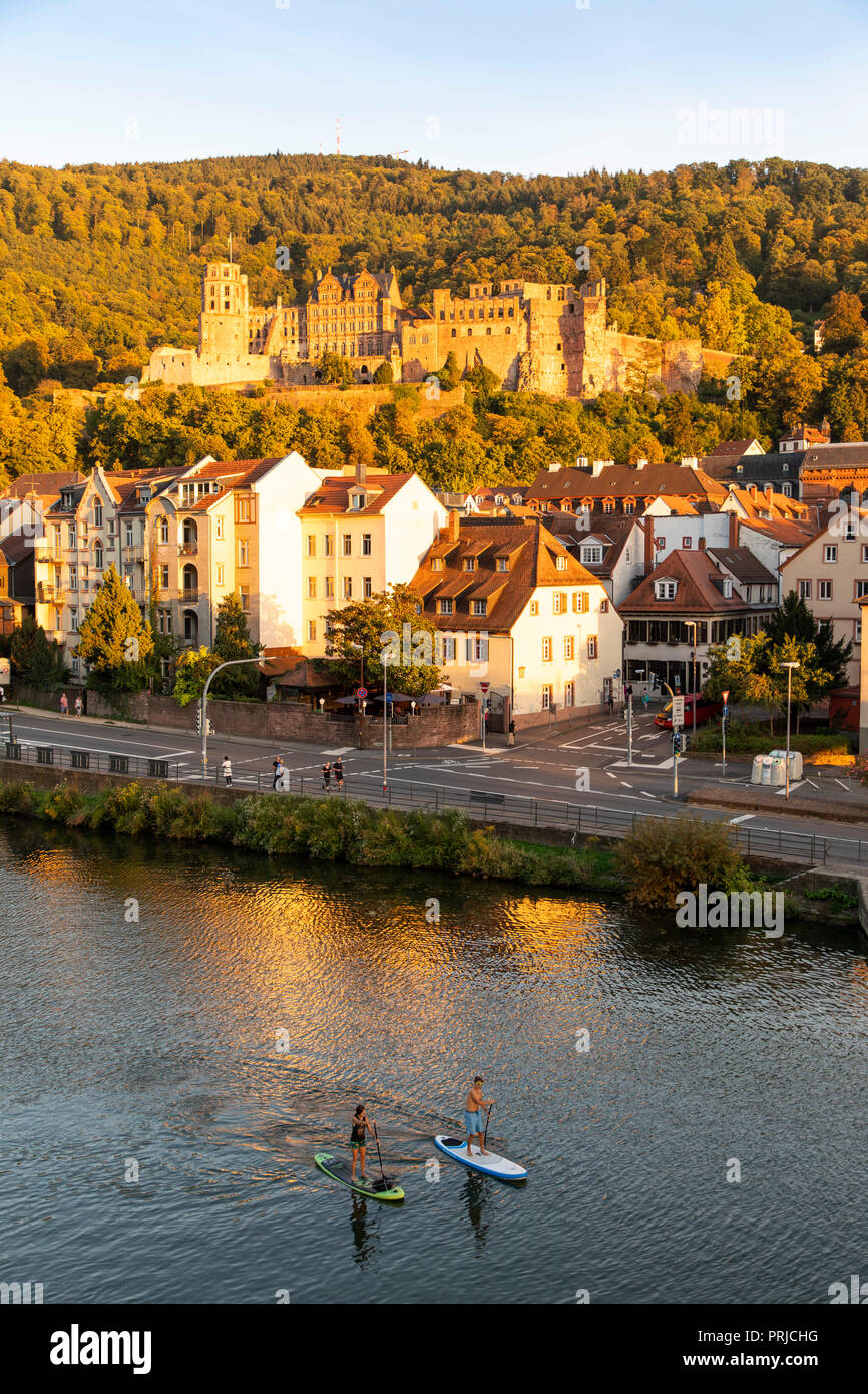 Vista sulla città vecchia di Heidelberg, con il castello di Heidelberg, Neckar, Germania Foto Stock