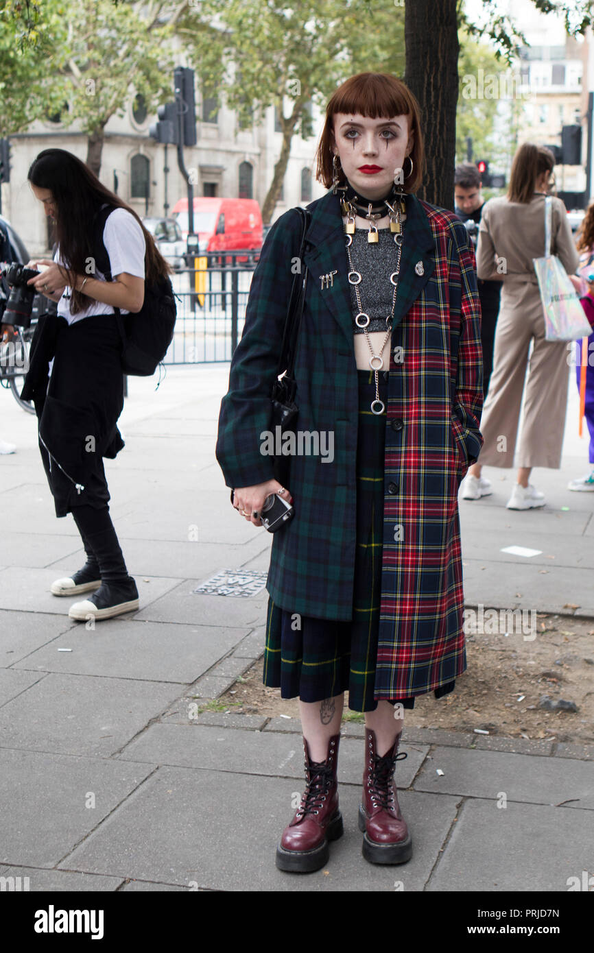 LONDON, Regno Unito - 14 settembre 2018: la gente per strada durante la  London Fashion Week. Redhead ragazza in un plaid cappotto scozzese e la  maglia pantyho Foto stock - Alamy