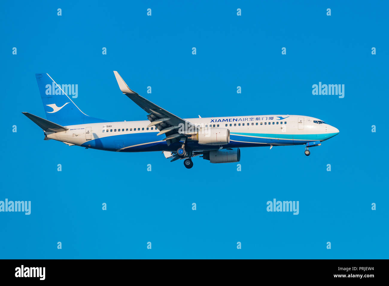 SUVANNABHUMI dall'Aeroporto Internazionale di Bangkok, Tailandia - Mar.16, 2018 : Aria di Xiamen, Boeing 737-800 è allineata con la pista e decrescente per landi Foto Stock
