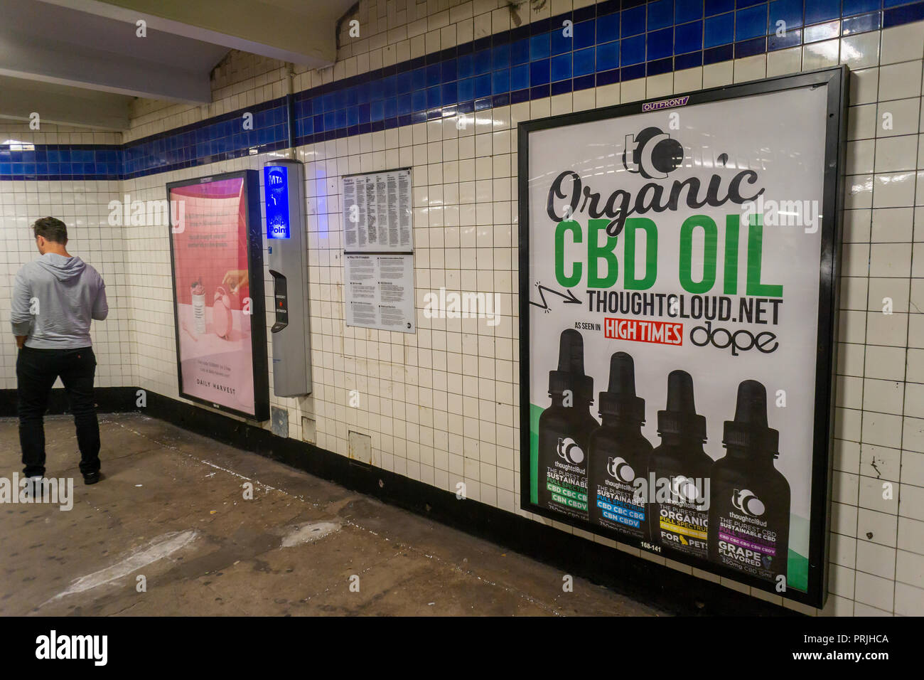 Un annuncio pubblicitario nella metropolitana di New York promuove Thoughtcloud organico marca cannabidiolo (CBD), il non psicoattivi componente della marijuana, visto il giovedì, 27 settembre 2018. (© Richard B. Levine) Foto Stock