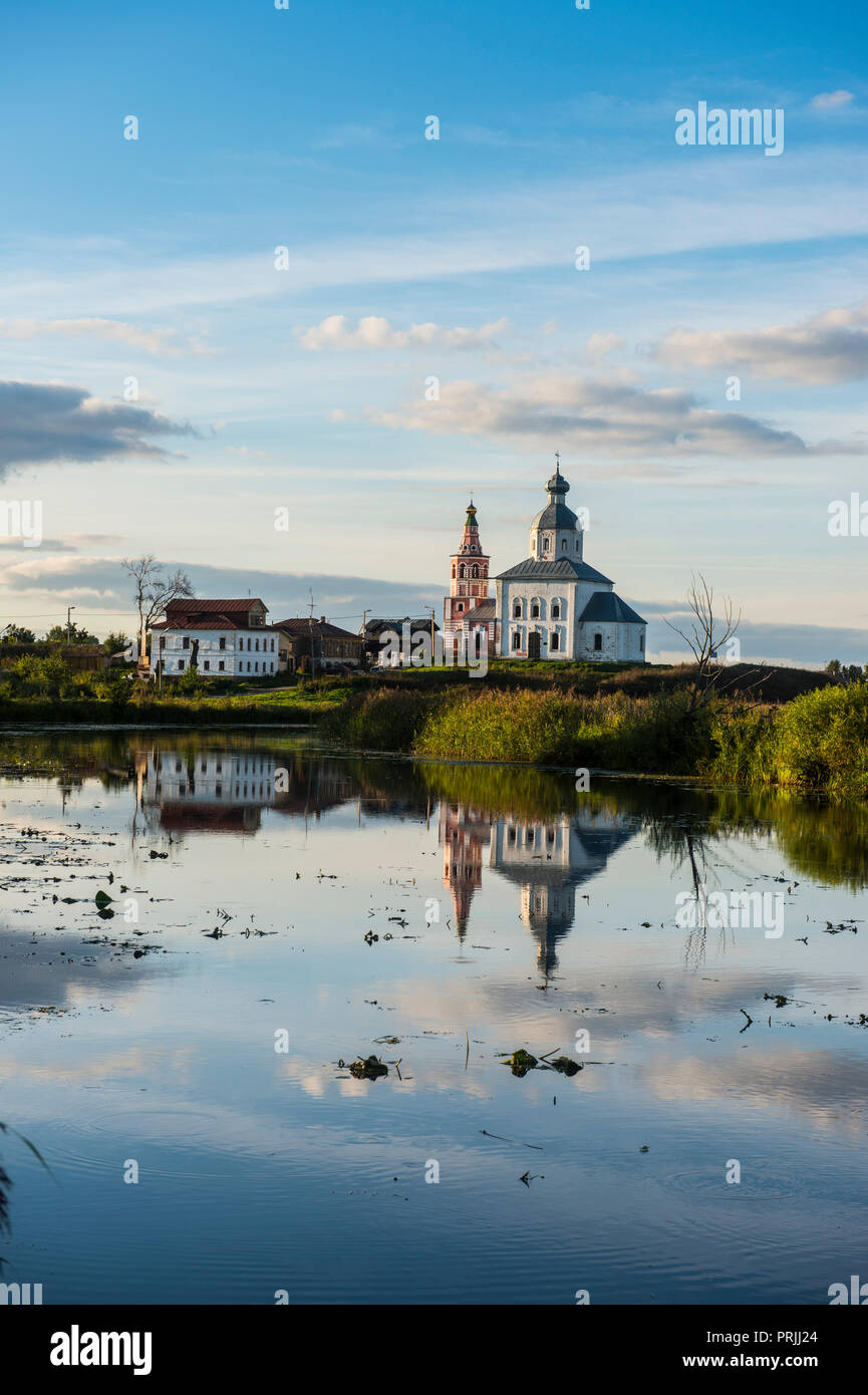 Chiesa Abandonded riflettente nel fiume Kamenka, Suzdal, Golden ring, Russia Foto Stock