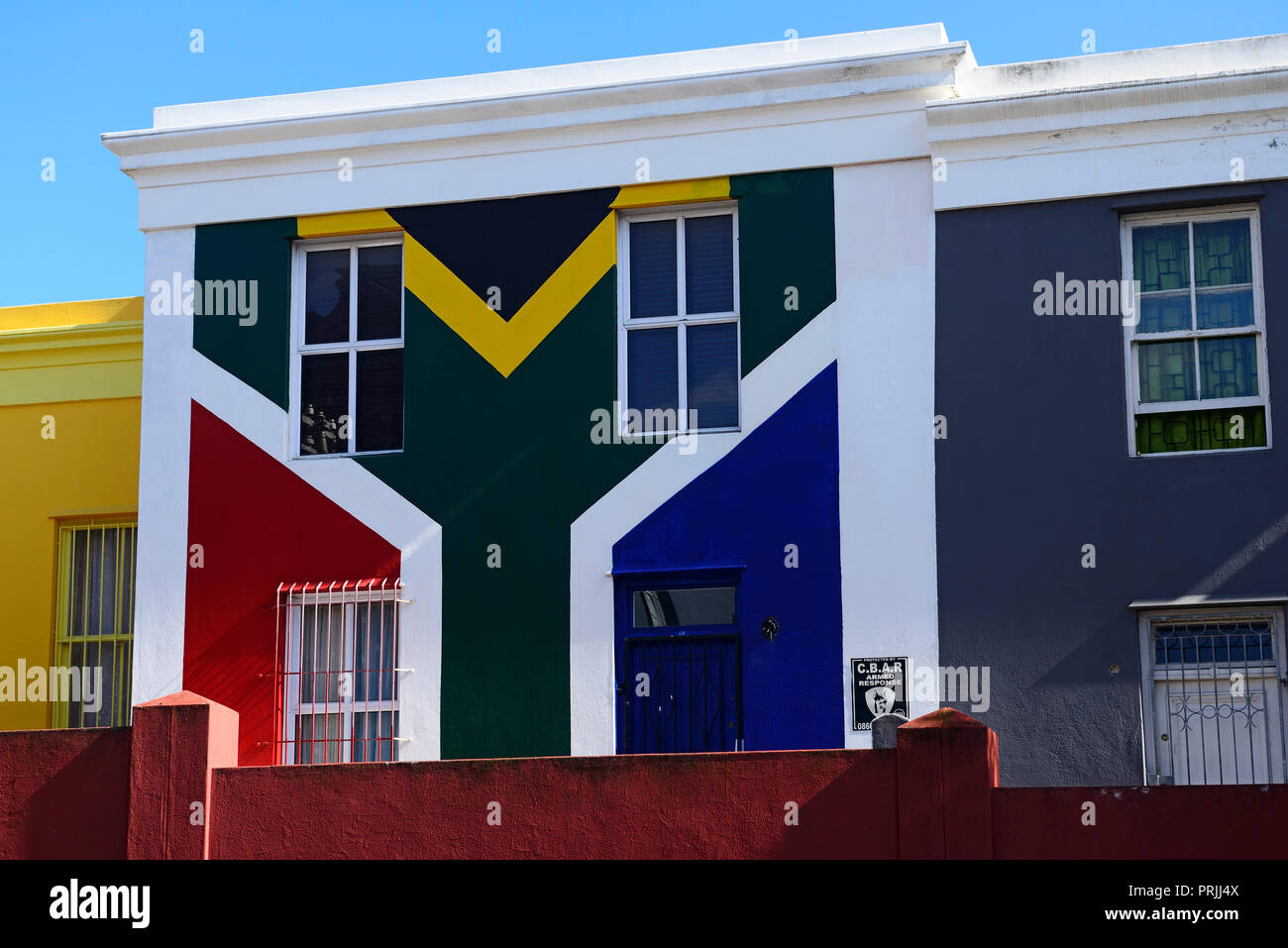 Casa verniciato nei colori della South African bandiera, Bo Kaap, Cape Malay, Cape Town, Western Cape, Sud Africa Foto Stock