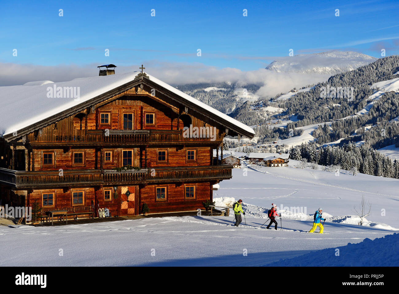 Gli escursionisti con racchette da neve, vecchia fattoria, log cabin, Gruberberg, Hopfgarten, Kitzbüheler Alps, Tirolo, Austria Foto Stock