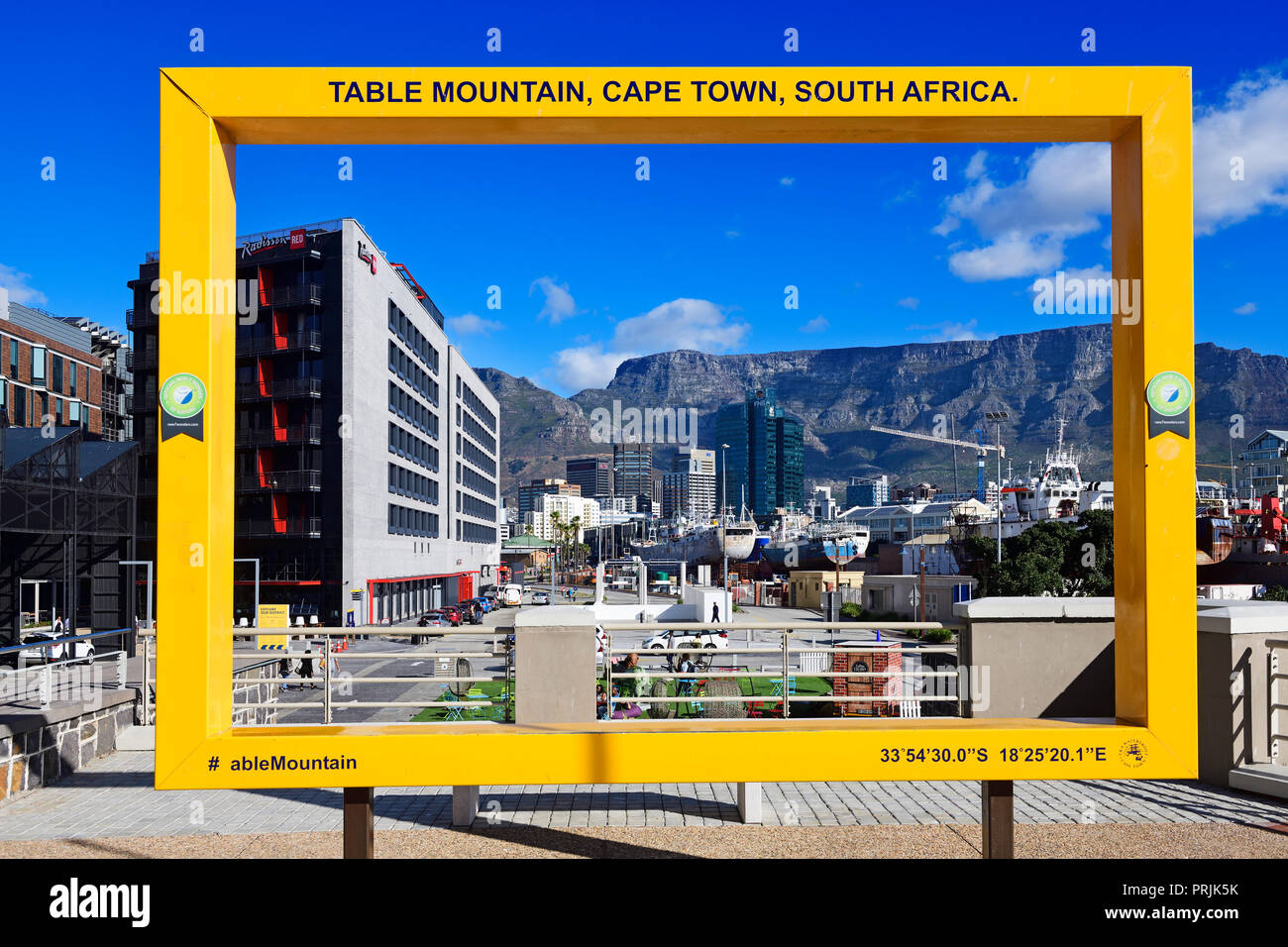 Hotel Rosso e cornice immagine al Waterfront, dietro Table Mountain e Cape Town, Western Cape, Sud Africa Foto Stock
