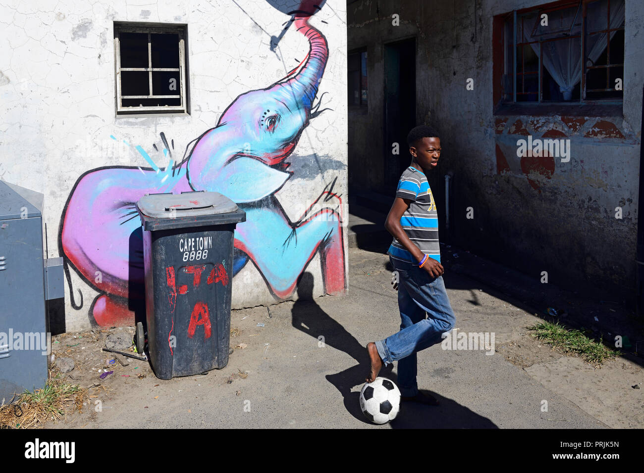 I bambini giocano a calcio a Khayelitsha Township, Cape Town, Western Cape, Sud Africa Foto Stock