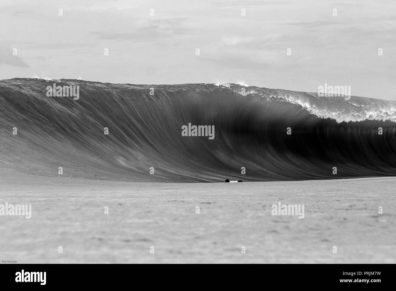 Enorme onda surf nella baia di Lagundri, Nias, Sumatra, Indonesia Foto Stock