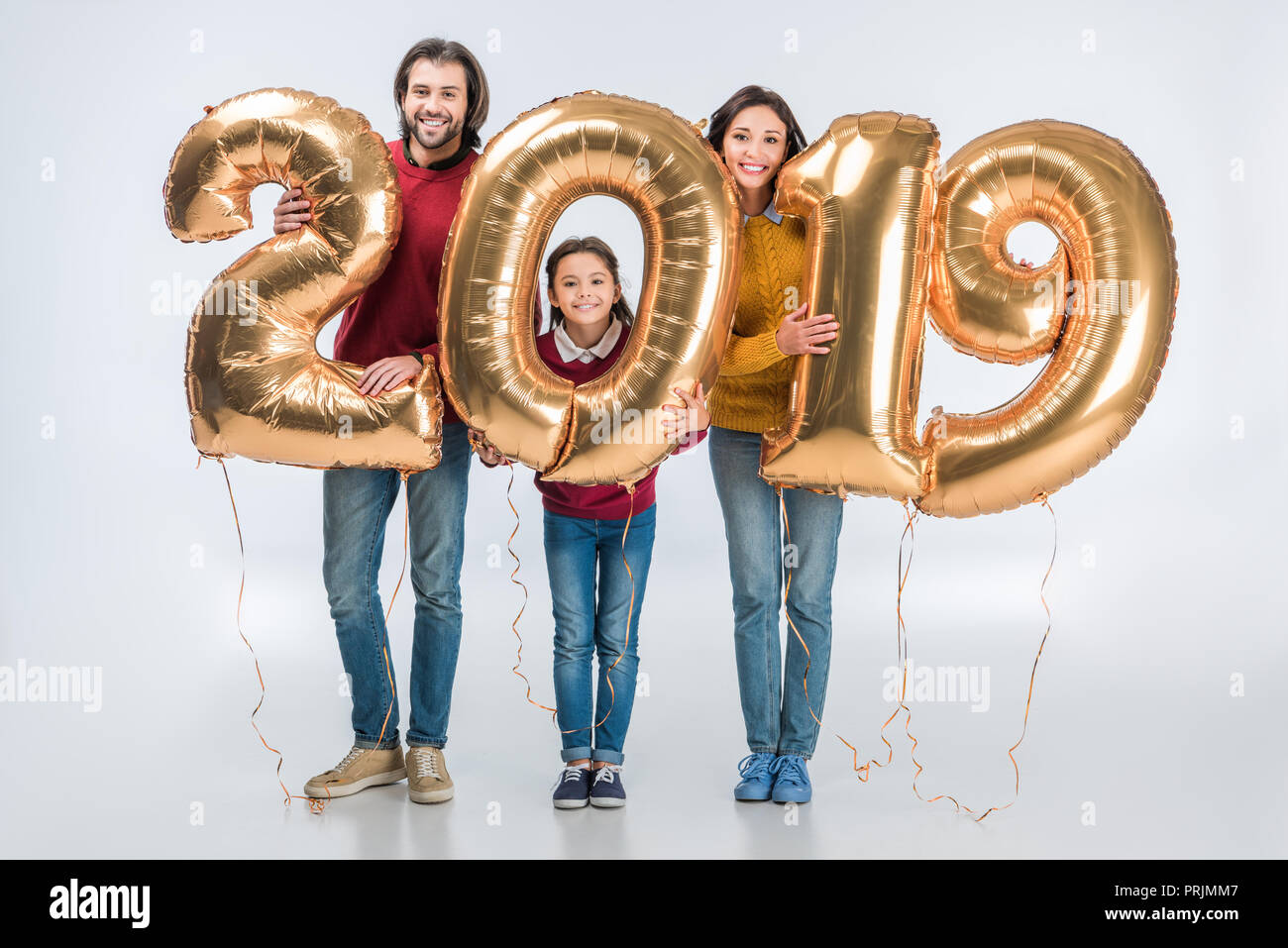 Genitori felici con la figlia Holding firmano 2019 fatta di golden palloncini per nuovo anno isolato su sfondo bianco Foto Stock