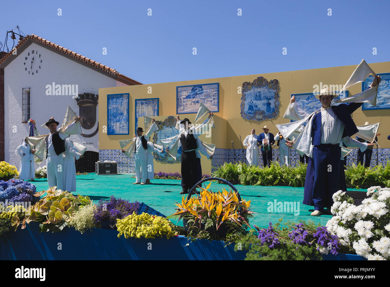 Gruppo di folklore dell'isola di Madeira perfoming a '24 horas a bailar' festival nella città di Santana, Isola di Madeira, Portogallo, luglio 2017. Foto Stock