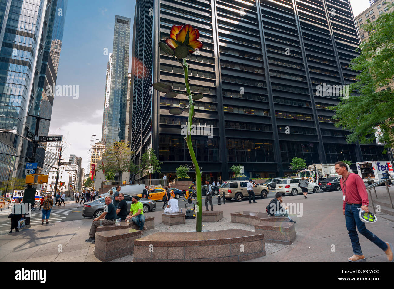 I visitatori e i lavoratori a Zuccotti Park in Manhattan inferiore durante l'ora di pranzo di martedì 2 ottobre, 2018 godere "Rose III' (2016) dall'artista Isa Genzken. Il 26-piede alto fiore, realizzati in acciaio laccato è come prestito a lungo termine per la città di New York e proprietà di Brookfield da collezionista d'arte Lonti Ebers. (Â© Richard B. Levine) Foto Stock