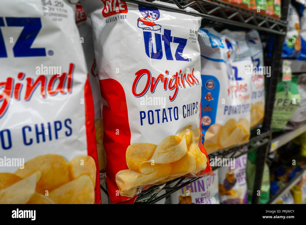 Un display di marca Utz potato chips sono visti in un supermercato a New York il mercoledì 26 settembre, 2018. (© Richard B. Levine) Foto Stock