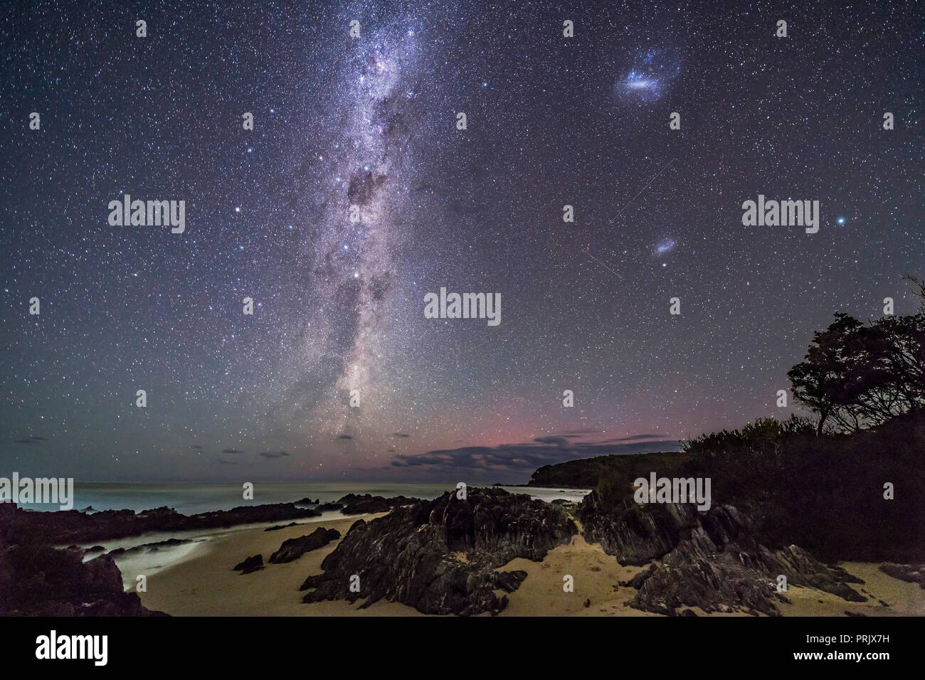 Le meraviglie dell'emisfero sud sky con un incremento di oltre il Mare di Tasman a Cape Conran, sul Gippsland costa di Victoria. L'Australia, il 31 marzo 2017 Foto Stock