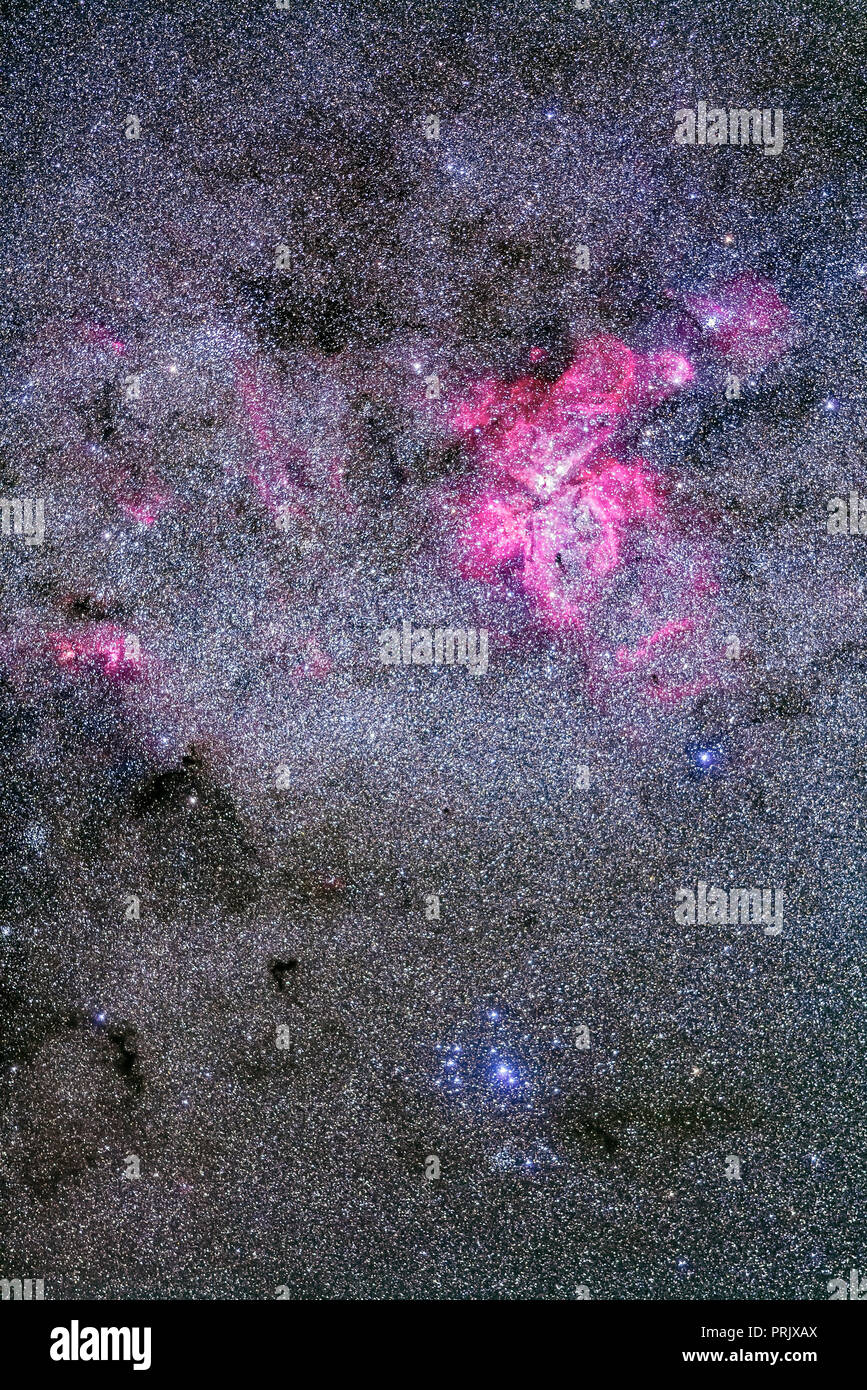 Il Carina Nebula, NGC 7332, al di sopra della Southern Pleiadi star cluster, IC 2602. In alto a sinistra è il cluster di calcio, NGC 3532. A sinistra sono il colur Foto Stock
