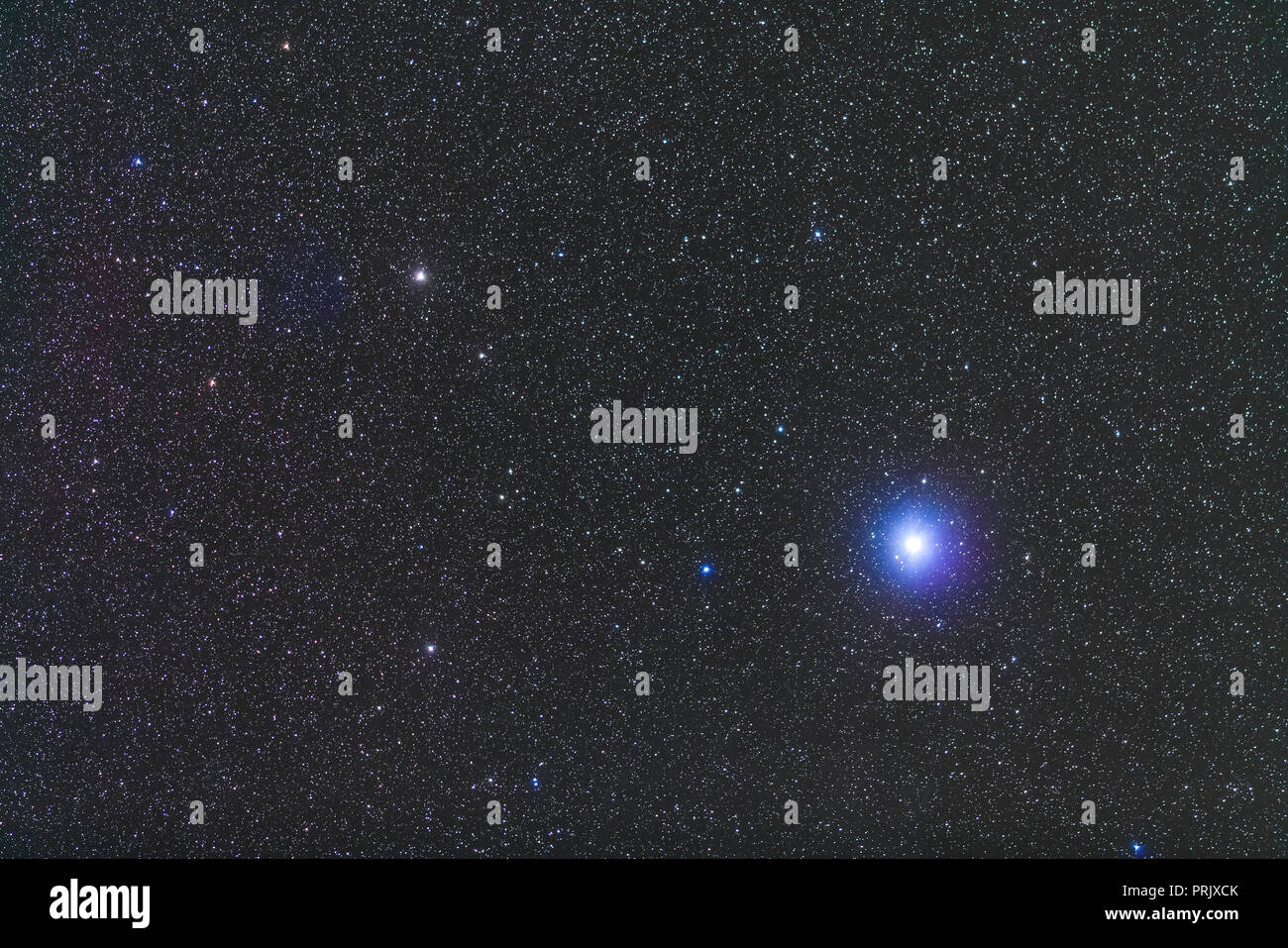 Canopo, la seconda stella più brillante nel cielo notturno. La stella a sinistra è il Tau Puppis. Il Carina Dwarf Galaxy è tra le due stelle ma egli invisibile Foto Stock