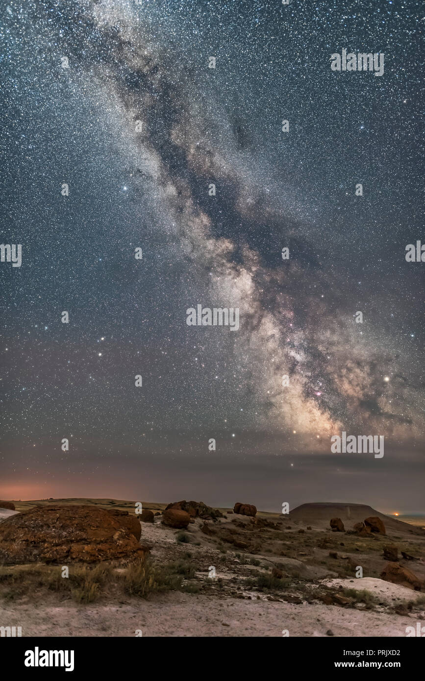 L'estate Via Lattea che domina le concrezioni di pietra arenaria e badlands al Red Rock Coulee Area Naturale, nel sud-est di Alberta. Preso il 26 luglio 2017. Foto Stock