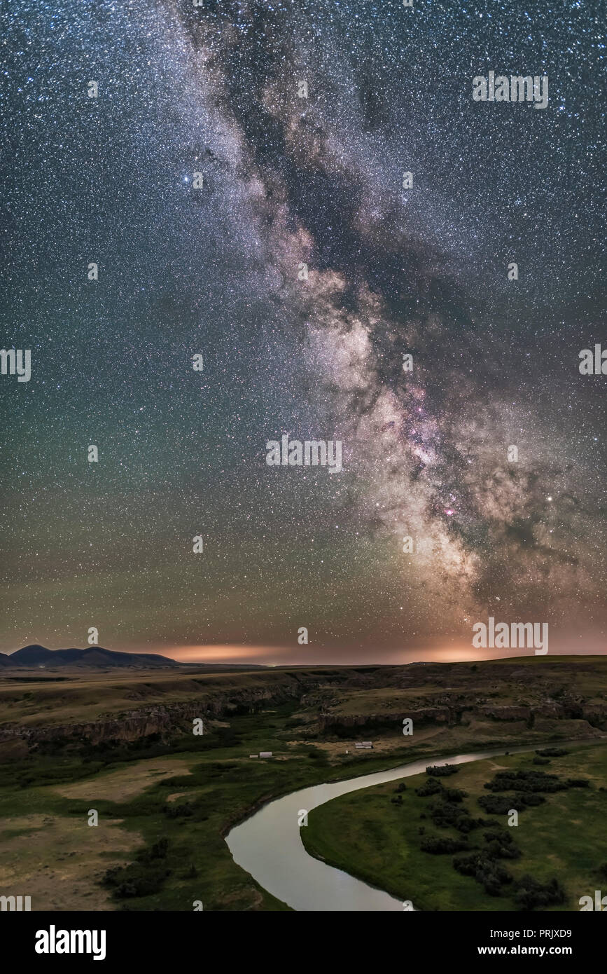 Questa è la Via Lattea e il cielo notturno su una chiara notte, 25 luglio 2017, sulle praterie canadesi alla scrittura su pietra Parco Provinciale in Alberta Foto Stock