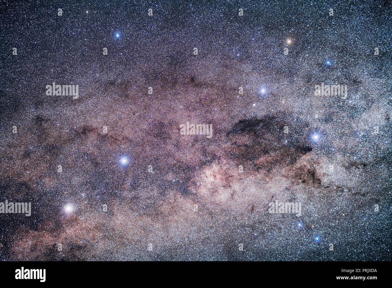 Il puntatore Stelle (Alfa e Beta Centauri, a sinistra) rivolti verso le stelle della Croce del Sud, Crux, a destra. Il sacco di carbone, evidente come un oscuro pat Foto Stock