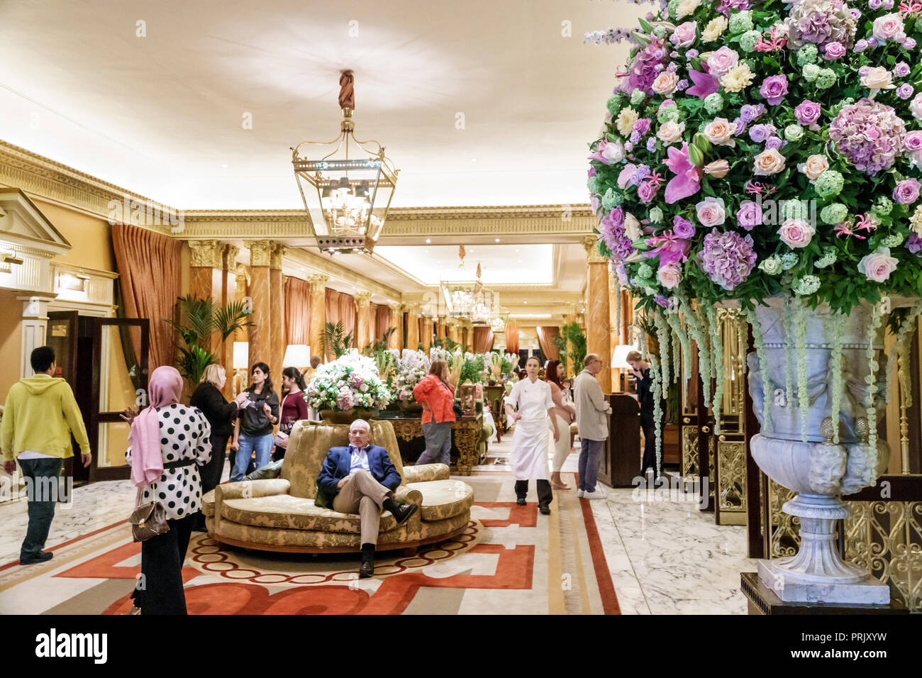 Londra Inghilterra,UK,West End City Westminster Mayfair,Park Lane,The Dorchester,hotel,lusso 5 stelle,lobby,donna donna donna donna donna donna donna,uomo uomo maschio,ospite,ar floreale Foto Stock