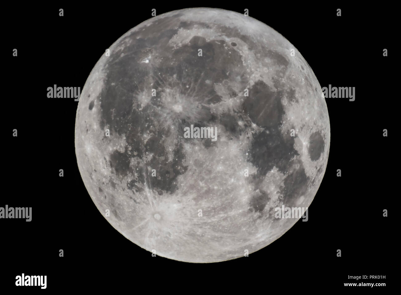 La luna piena del 5 settembre 2017, l'Harvest Moon, come shot attraverso il mio 130mm apo rifrattore per un telaio di riempimento a vista. Ho usato un 2X Barlow e il Cano Foto Stock