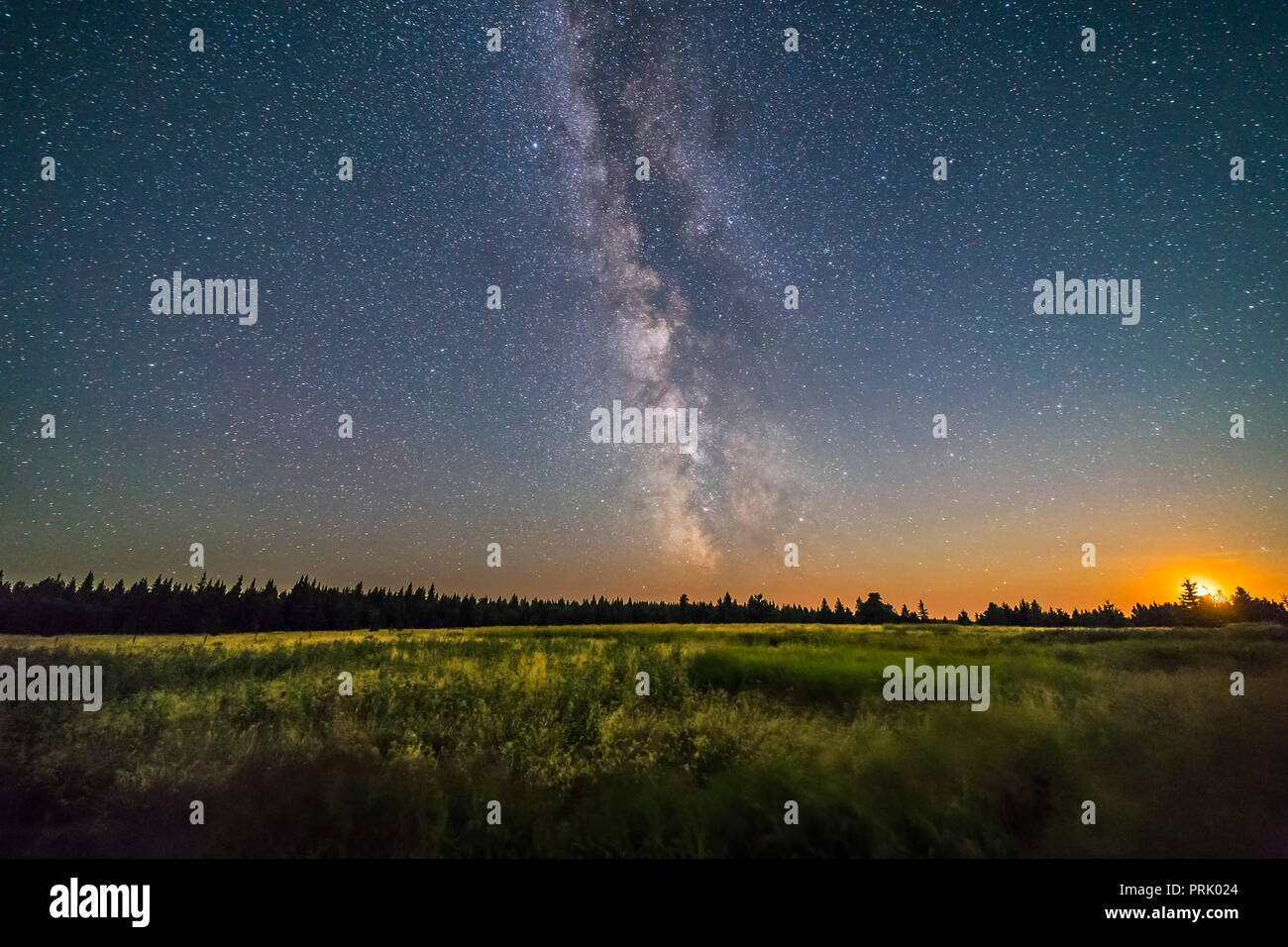 La Via Lattea come la 5 giorni di luna di ceratura stava impostando sull'altopiano di Cypress Hills in Alberta, all'Horseshoe Canyon area viewpoint. Sagittari Foto Stock