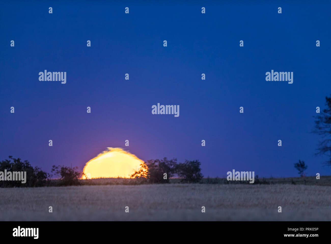 Un frame da un time-lapse mostra la salita 15-giorno-vecchia Luna che esibisce la lanterna cinese effetto dalla rifrazione atmosferica. Prese con l'AP 1 Foto Stock