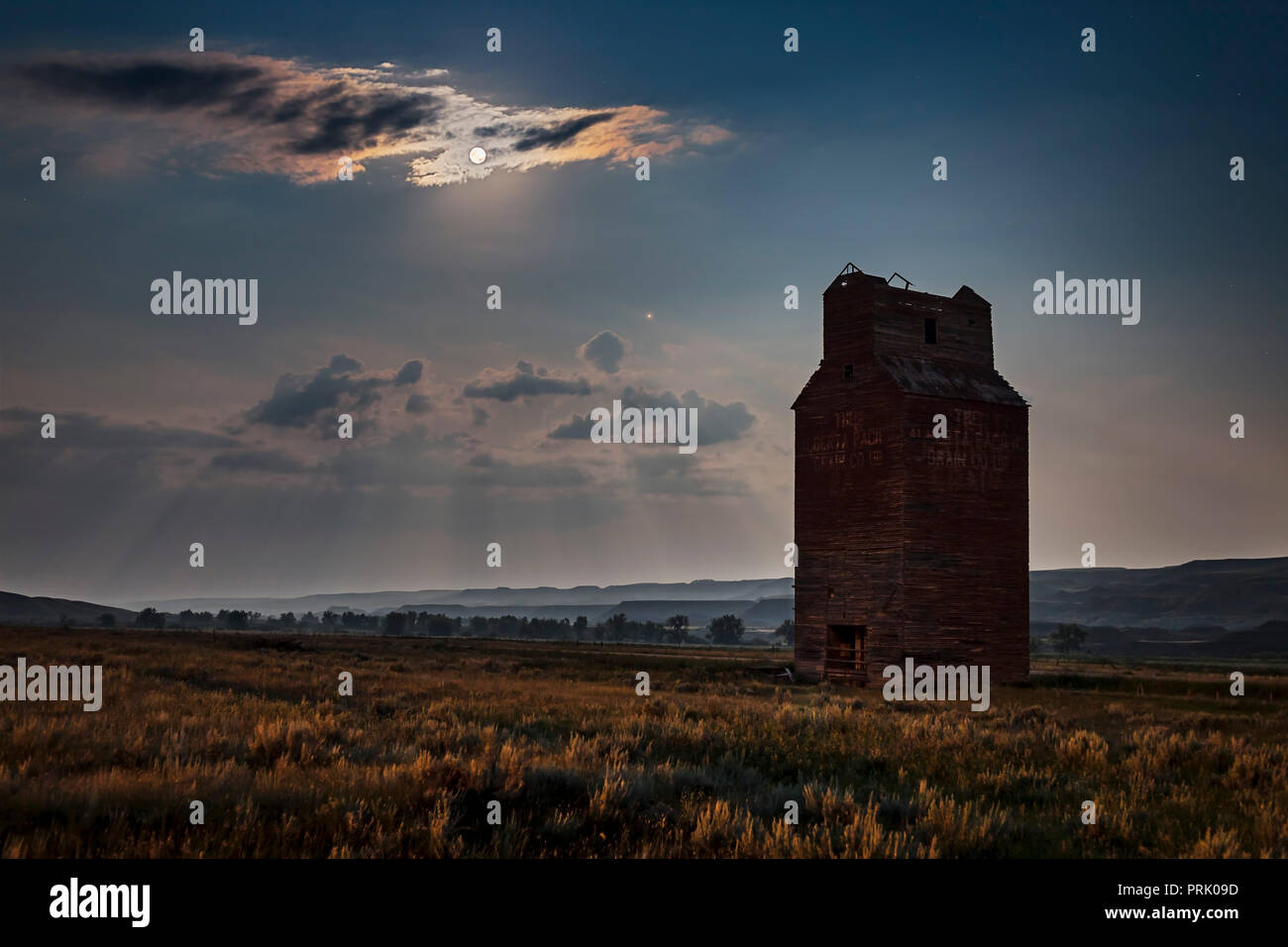 La Luna e Marte in aumento nel sud-est a lungo abbandonato elevatore granella a Dorothy, Alberta, in Red Deer River Valley, Alberta. Th Foto Stock
