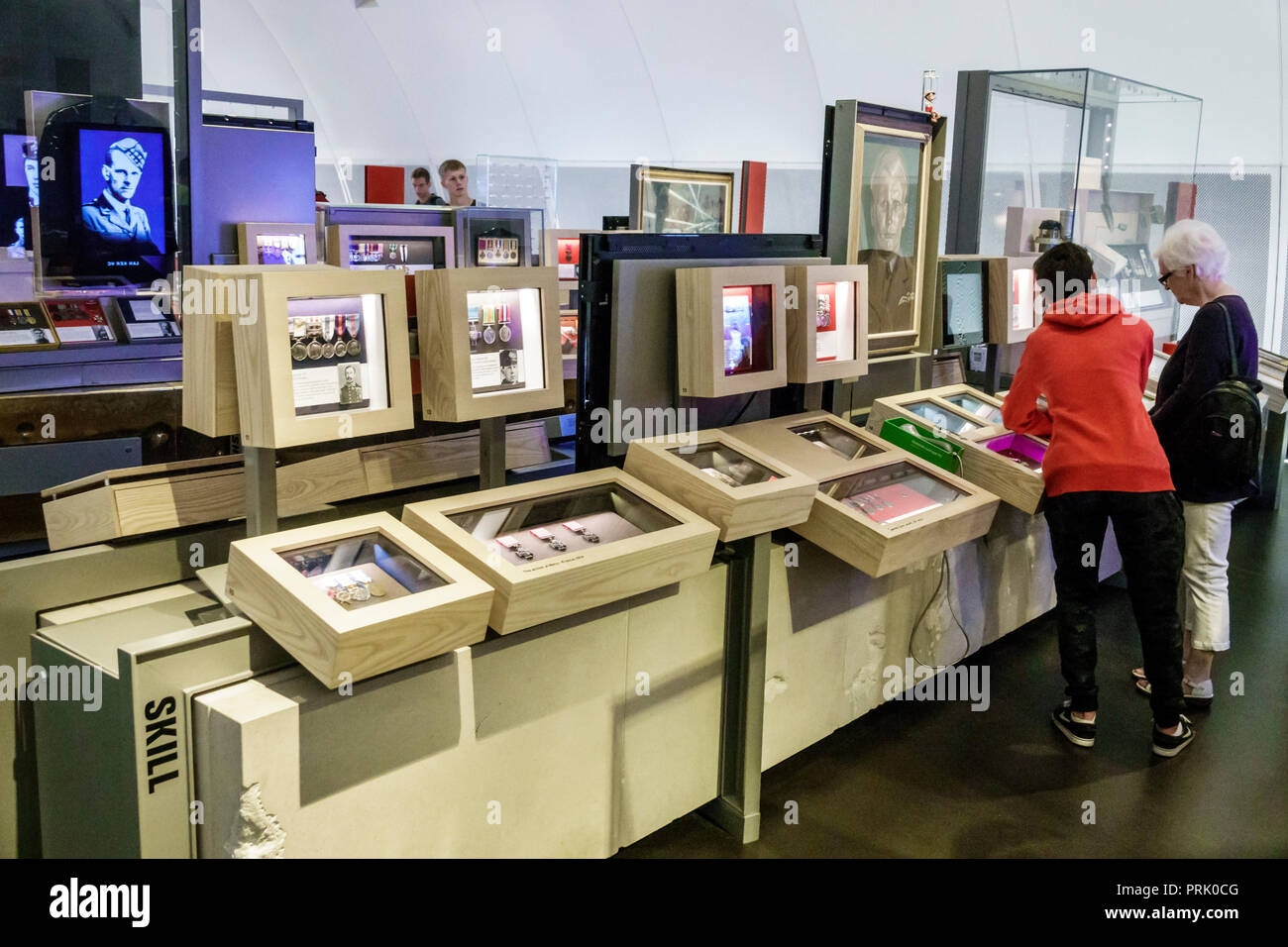 Londra Inghilterra,Regno Unito,Southwark,Imperial War Museum,archivi di armi da guerra militari,interni,mostra,Lord Ashcroft Gallery,Experformal Heroes,donna Foto Stock