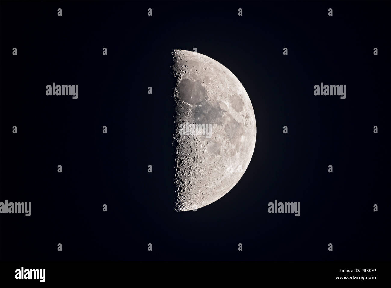 I 7 giorni di età Luna al primo quarto il 21 maggio 2018. Un singolo colpo con la Sony a7III fotocamera sul 130mm Astro-Physics apo rifrattore con un 2X Barlow Foto Stock