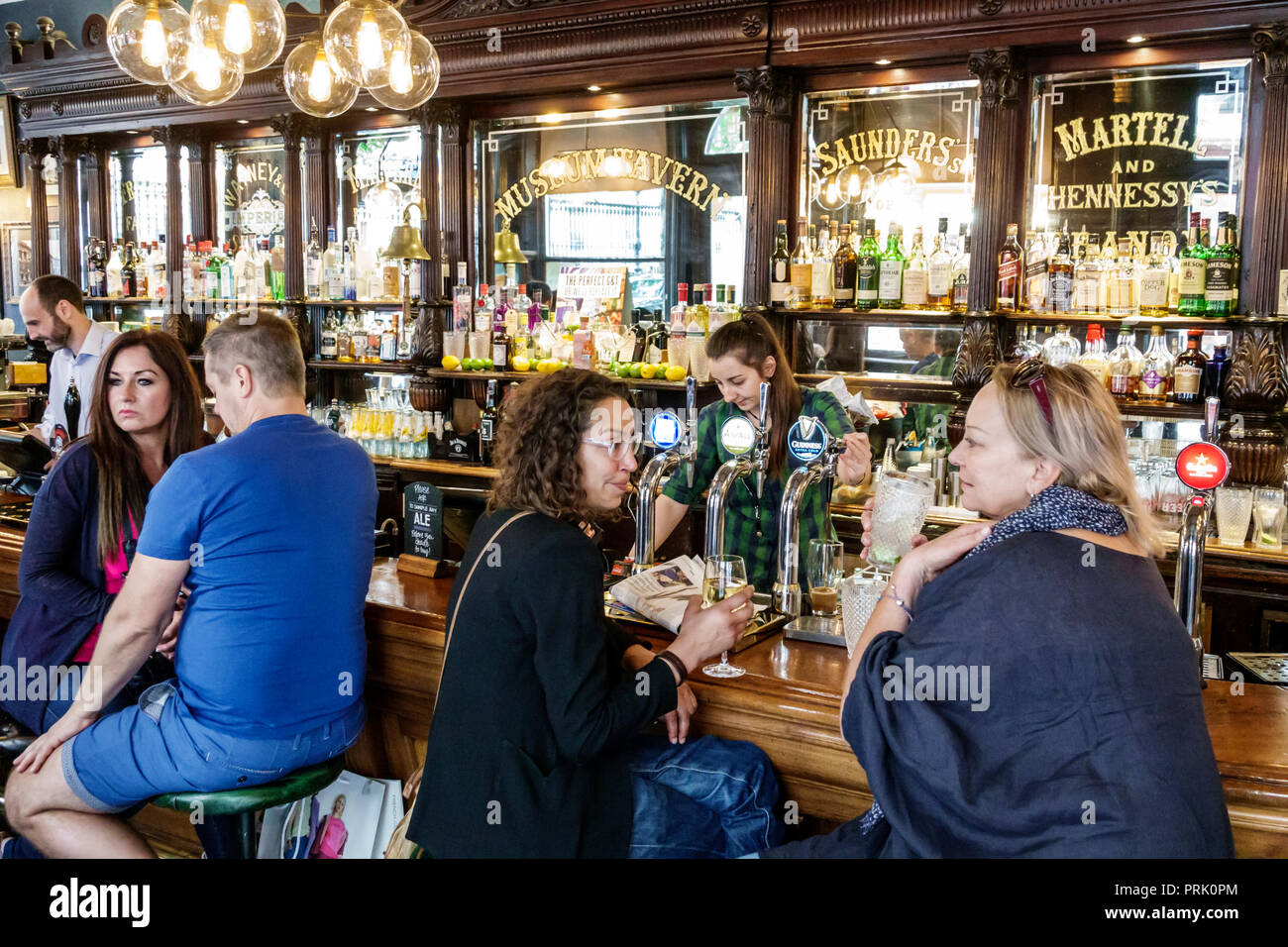 Londra Inghilterra,UK,Regno Unito Gran Bretagna,Bloomsbury,Museum Tavern,Grade II case storiche pubbliche, ristorante ristoranti ristorazione eatin Foto Stock