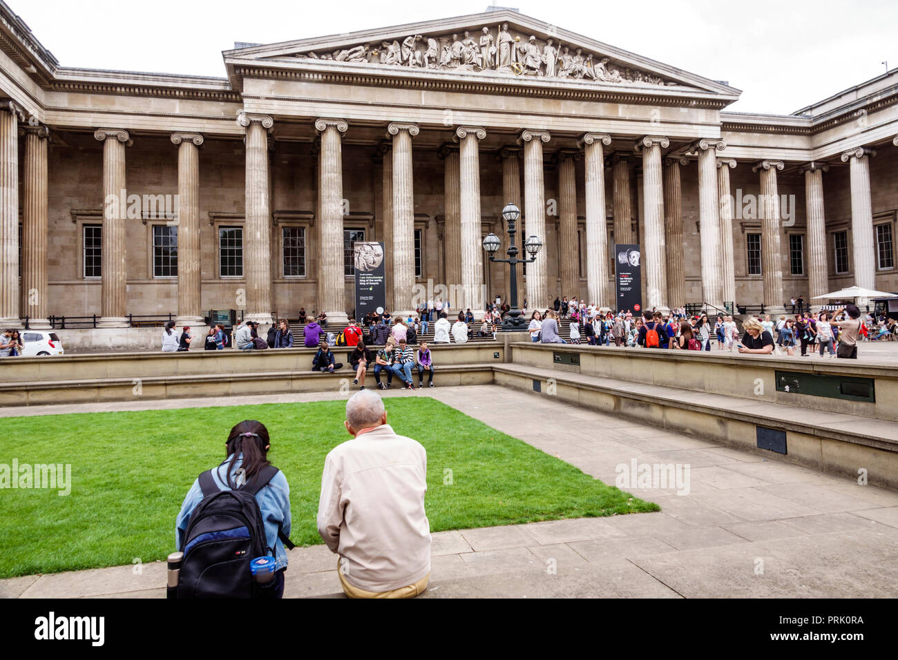 Londra Inghilterra,UK,Bloomsbury,il British Museum,storia della cultura umana,esterno,cortile,facciata,ingresso frontale,colonna ionica,frontone,arco neo-classico Foto Stock