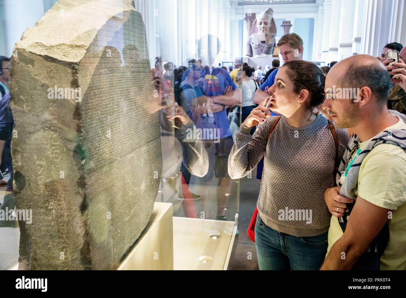 Londra Inghilterra,UK,Bloomsbury,The British Museum,storia umana,interni,galleria,pietra Rosetta,stele granodiorite,geroglifici egiziani,disp vetro Foto Stock