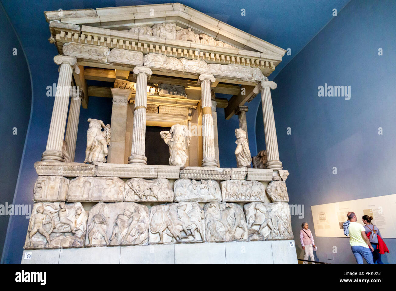Londra Inghilterra,UK,Bloomsbury,The British Museum,storia della cultura umana,interno,galleria,tomba scolpita del Nereid Monument,Xanthos in Lycia,reconst Foto Stock
