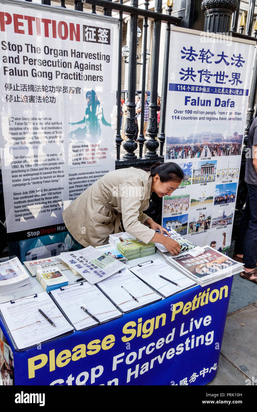 Londra Inghilterra,Regno Unito,Bloomsbury,Falun Gong Dafa,Partito Comunista Cinese persecuzione dei professionisti,protesta politica,raccolta di organi dal vivo,petizione,Asi Foto Stock