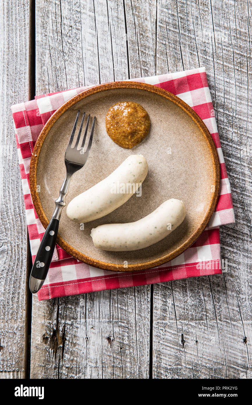 Il weisswurst bavarese e senape. Vista dall'alto. Foto Stock