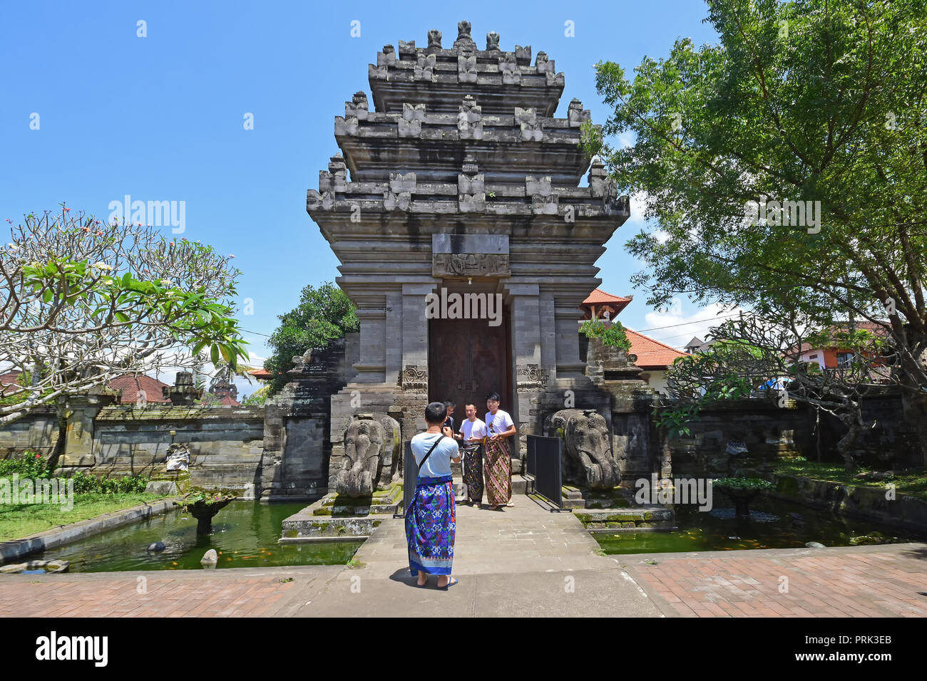 Bali, Indonesia - 15 Settembre 2018: i turisti a Puseh tempio, situato nel villaggio di Batuan. Si tratta di un tempio Balinese con interessanti sculture in pietra & s Foto Stock