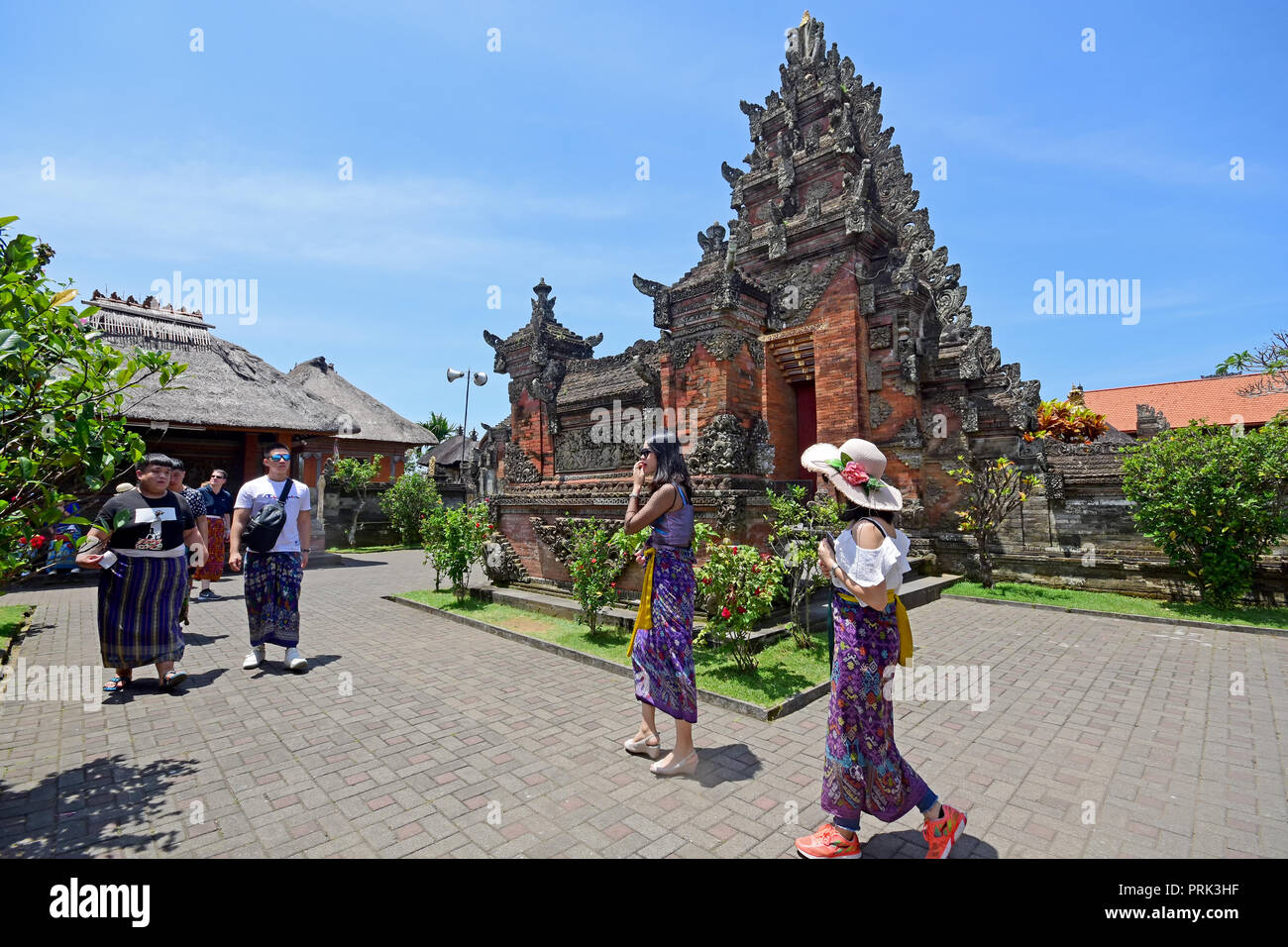 Bali, Indonesia - 15 Settembre 2018: i turisti a Puseh tempio, situato nel villaggio di Batuan. Si tratta di un tempio Balinese con interessanti sculture in pietra & s Foto Stock