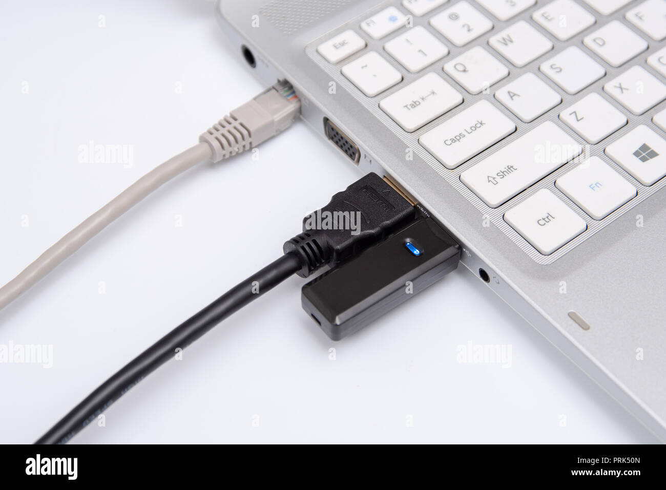 Il cavo LAN è collegato al laptop, cavo HDMI, USB memory. Foto Stock