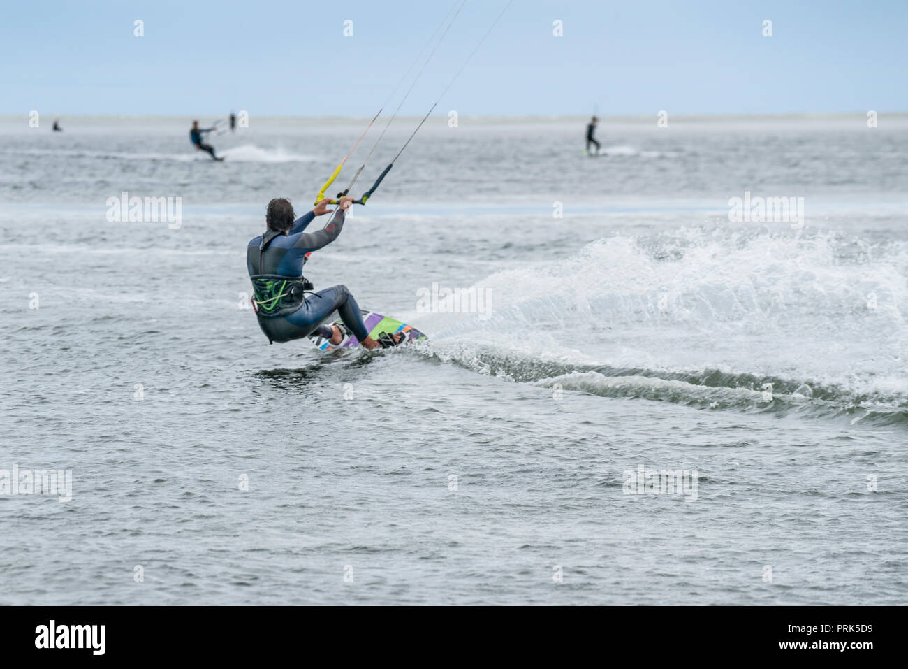 Un uomo che fa del kitesurf a mare Foto Stock