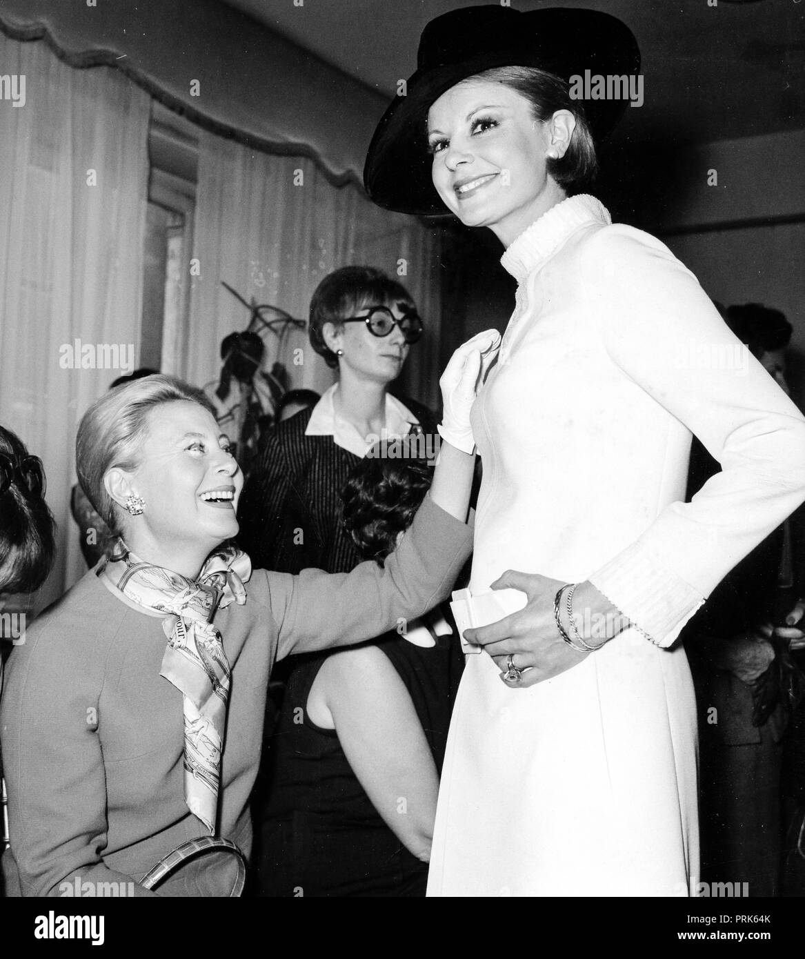Michele morgan presenta la sua collezione di abbigliamento per l autunno inverno 1968 1969 Foto stock Alamy