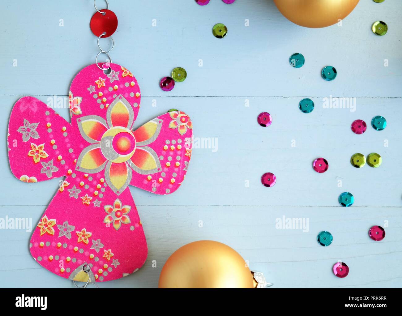 Per le feste con il concetto d'oro palle di Natale, brillanti paillettes, rosa di angelo e di sfondo blu Foto Stock